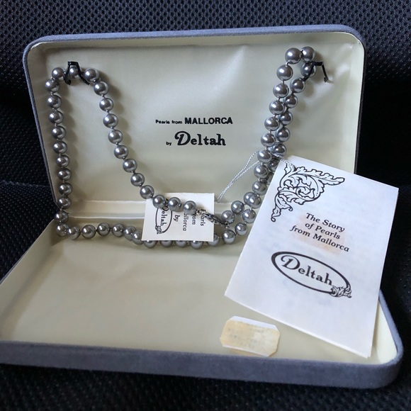 Brand New in box Simulated Pearls from Mallorca - Picture 3 of 3